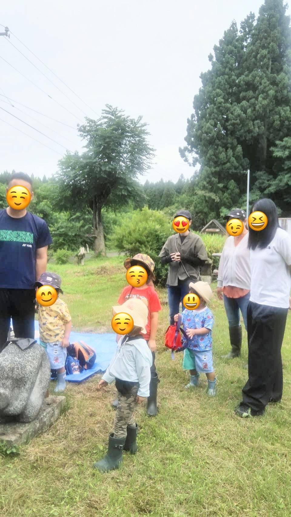 収穫祭でみんなで野菜を収穫している様子1